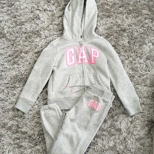Gap Kids matching tracksuit size small (6-7)